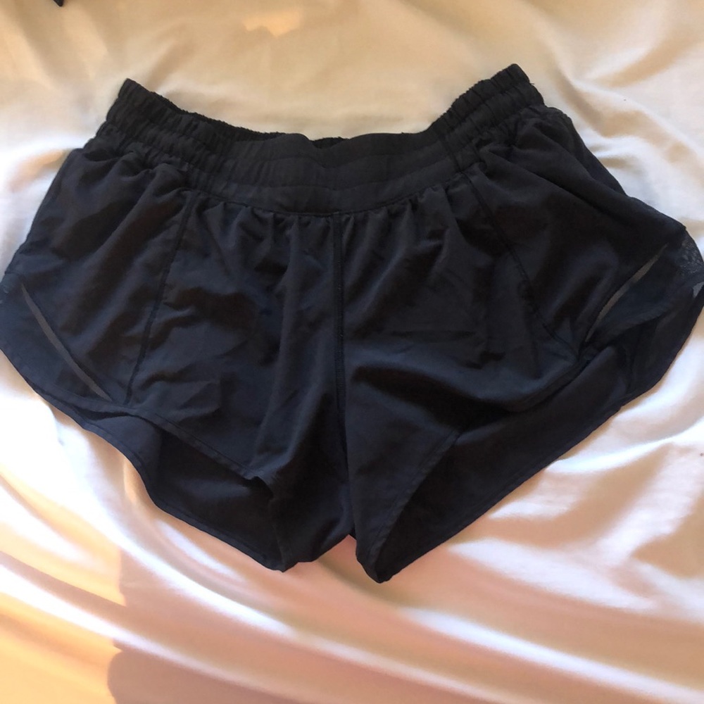 Black 2.5 hotty hot shorts lululemon